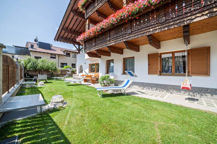 Entire apartment, Apartment ‘Sonnenparadies 2’ with Mountain View, Wi-Fi & Garden in Quellenhof, St. Martin in Passeier