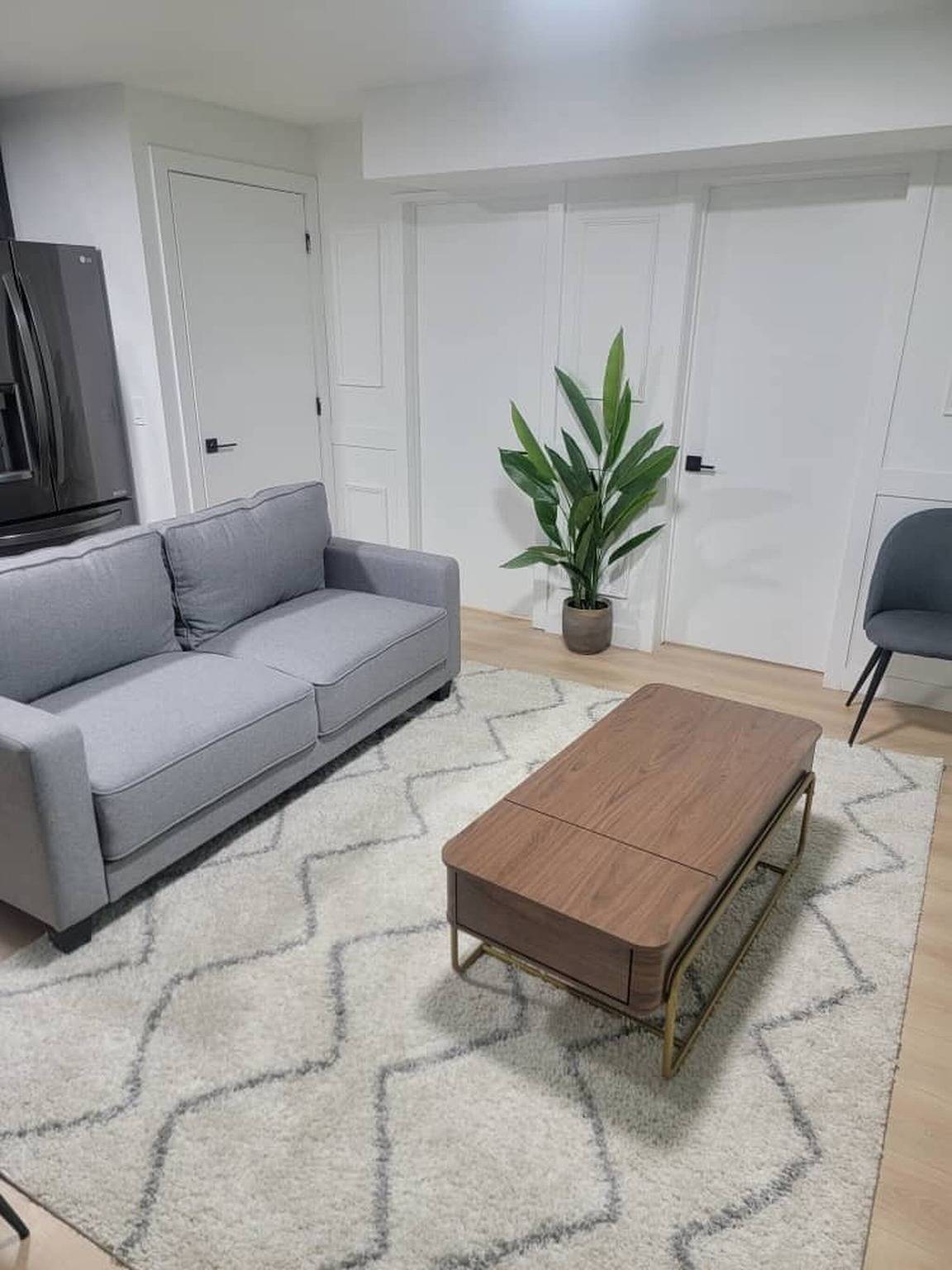 Ganze Wohnung, Shiloh und Still Serene 2-Bett-Keller in Edmonton, Alberta