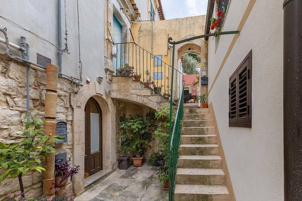 Appartamento intero, Appartamento 'Cortiletto' con vista sulle montagne, Wi-Fi e aria condizionata in Scicli, Provincia di Ragusa