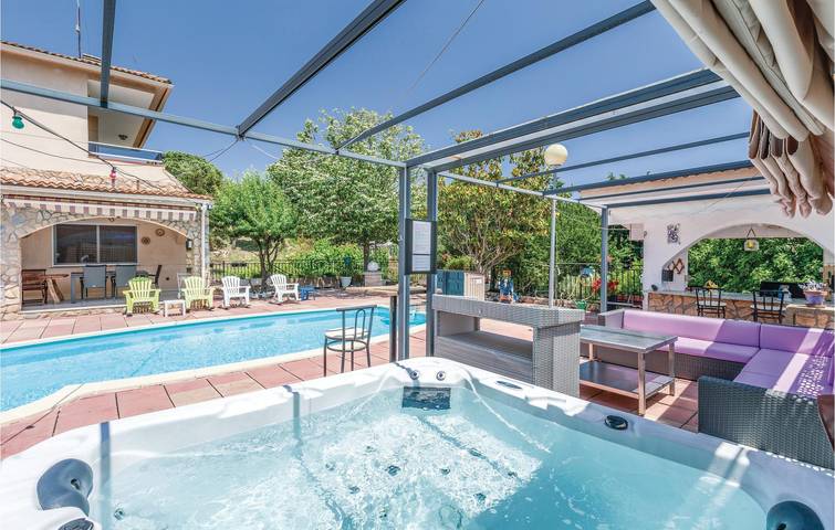 Poolside Retreat: 180m² w/terrace & WiFi in Tordera, Maresme