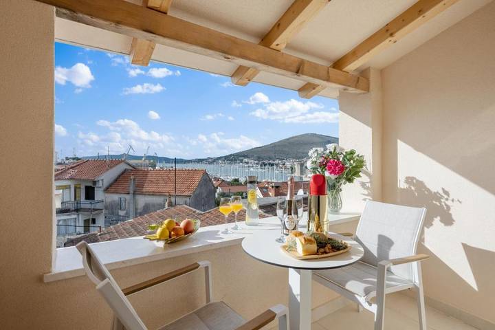 Apartament wakacyjny dla 4 osób, z ogród i widok, Dla rodziny w Trogir