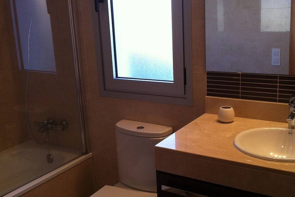 Entire apartment, Apartment in St Feliu de Guíxols, wifi, pool, large terrace in Sant Feliu de Guíxols, Costa Brava