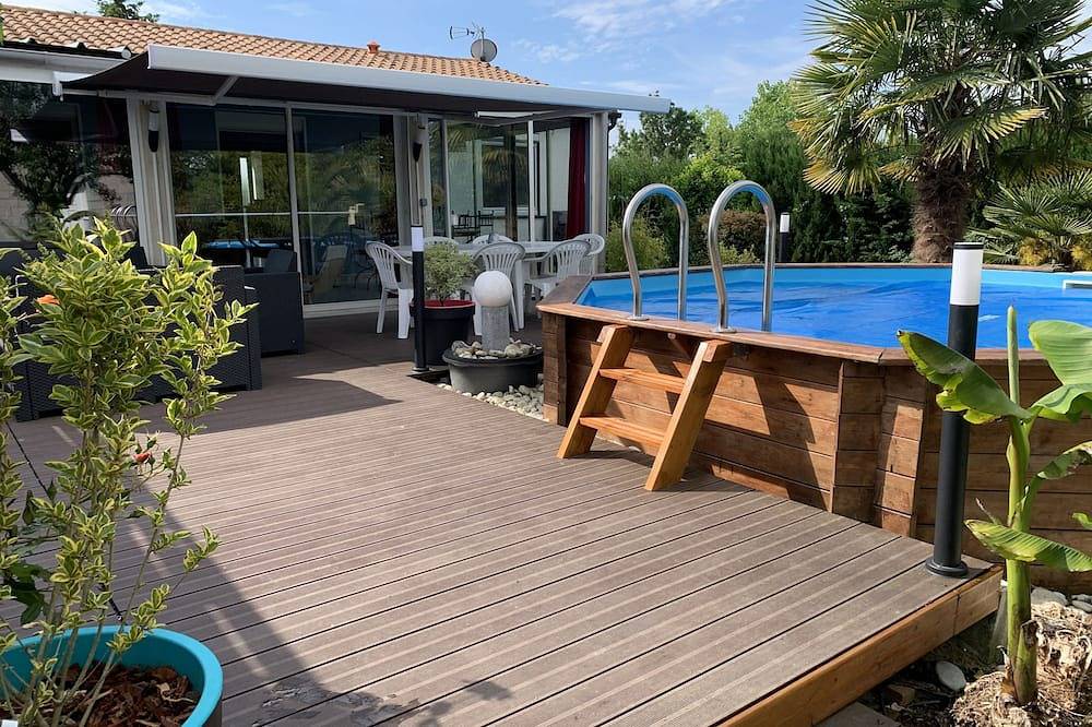 Maison avec grande véranda terrasse extérieur et piscine hors sol in Saint-Laurent-de-la-Prée, Région de Rochefort