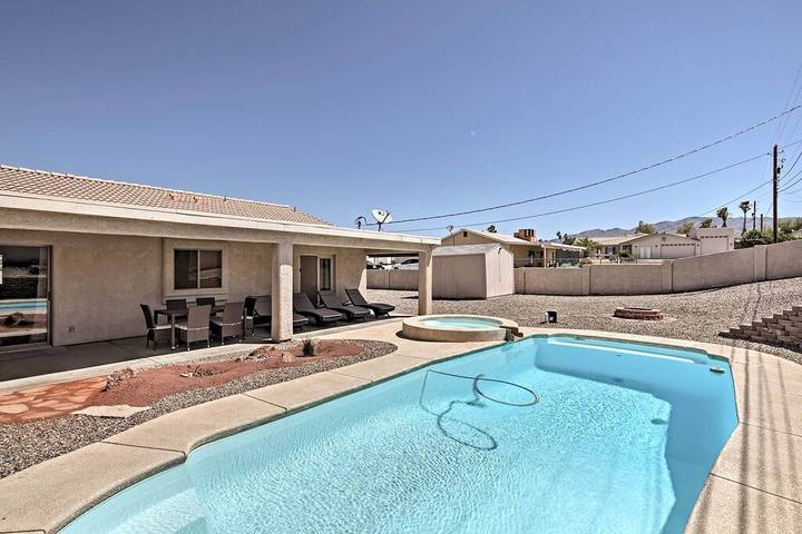 Vacation rental for 10 people, with yard and terrace as well as hot tub in Lake Havasu City