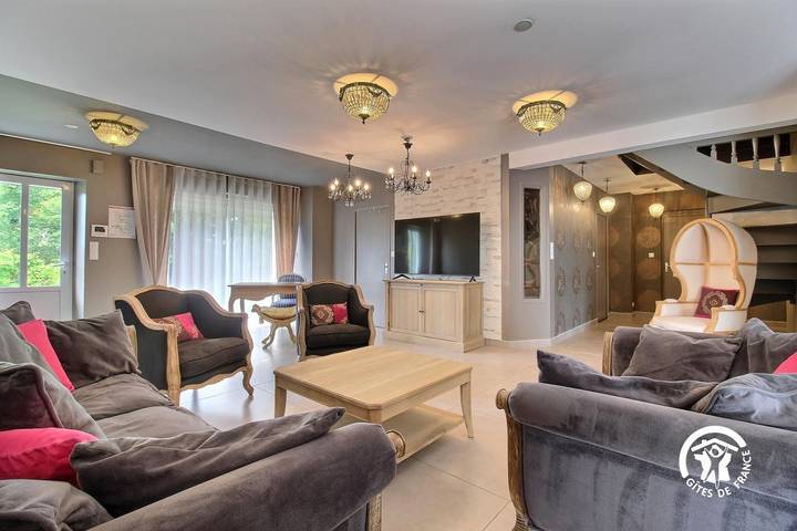 Gîte pour 10 personnes, avec terrasse et piscine ainsi que sauna et jardin à Treffléan - 2