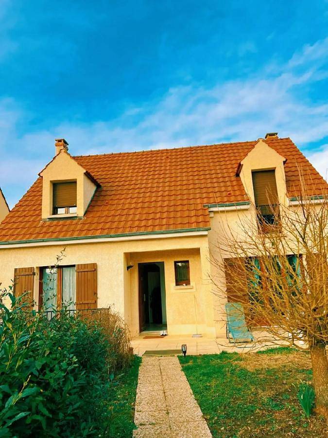 Location de vacances pour 8 personnes, avec terrasse et jardin à Bondoufle