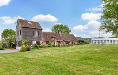 Gîte pour 8 personnes, avec terrasse et piscine ainsi que jardin et jacuzzi, animaux acceptés à L'Oudon