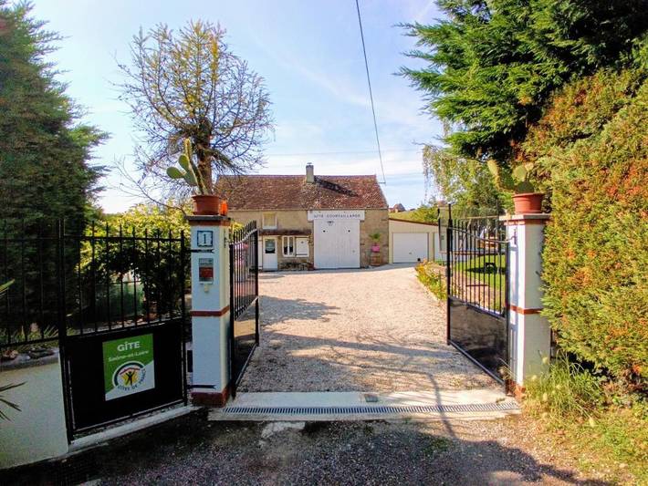 Location de vacances pour 4 personnes, avec piscine ainsi que vue et jardin, adapté aux familles à Couches - 2