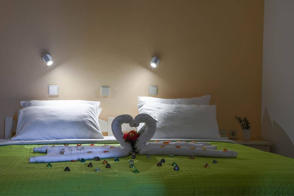 Ganze Wohnung, Litinas Apt with pool & balcony with sea view in Agia Marina, Chania und Umgebung