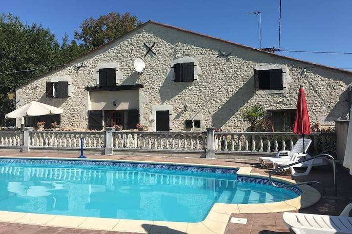 Location de vacances pour 5 personnes, avec terrasse et piscine à Les Lèves-et-Thoumeyragues