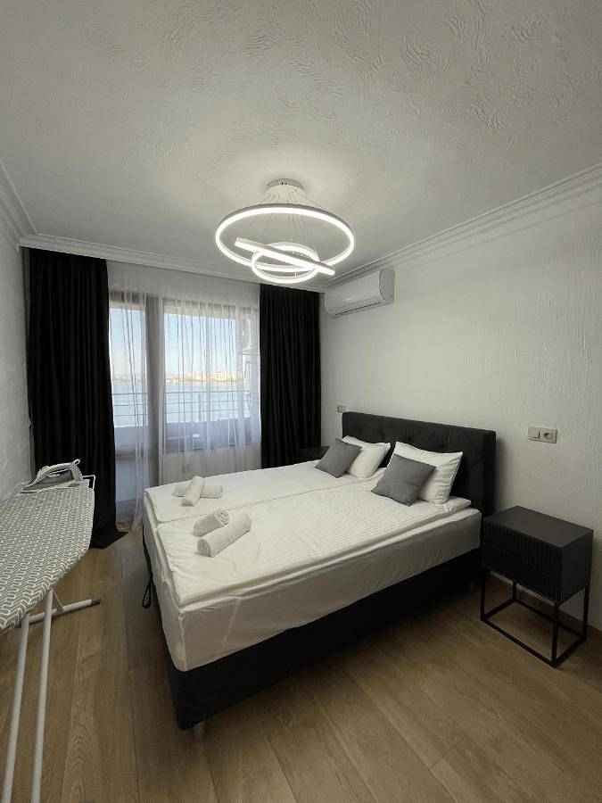 Ferienwohnung für 2 Personen, mit Balkon und Terrasse sowie Pool und Ausblick