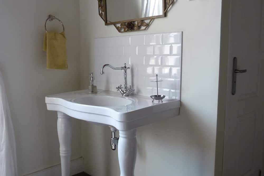Holiday home in a monumental Charente house. in La Péruse, Charente