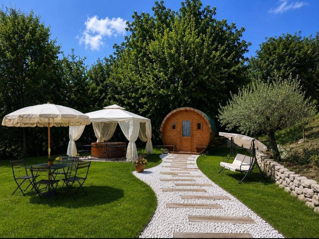 Gioiavitae - Bed-in-Botte - Dormire in vigna in Sant'Angelo all'Esca, Provincia d'Avellino