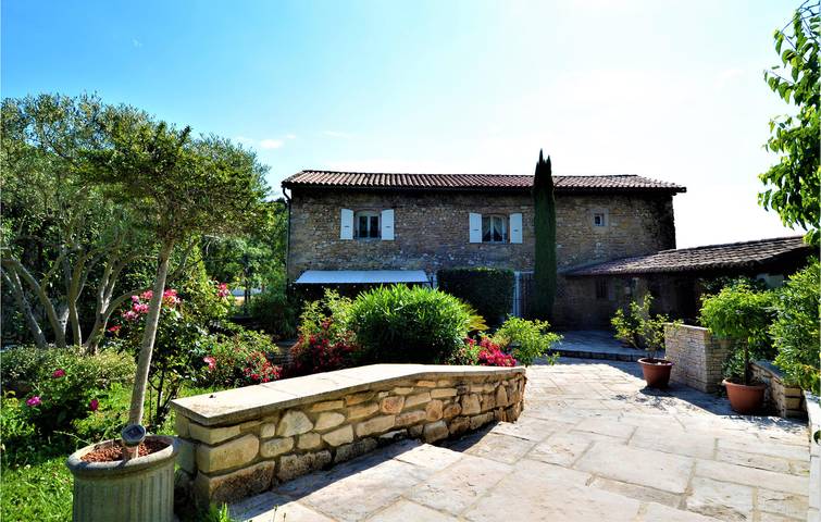 Location de vacances pour 8 personnes, avec terrasse et piscine à Saint-Privat-des-Vieux