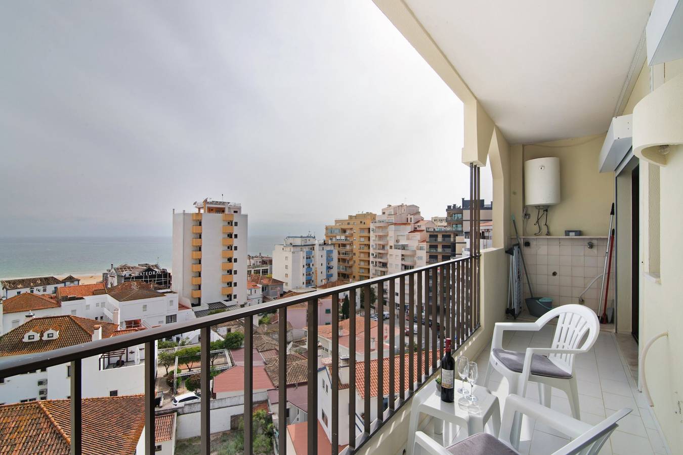 Apartamento entero, Apartamento 'Quaint Beach View - Praia Da Rocha' con vistas al mar, Wi-Fi y aire acondicionado. in Praia da Rocha, Portimão
