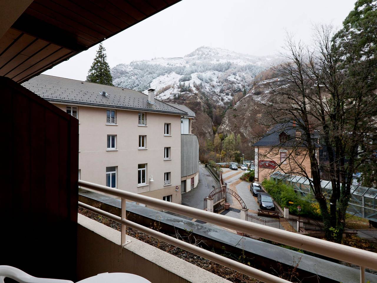 Entire studio, Charming Central Studio for 2 with Balcony & Wi-Fi near Olympe Gondola in Brides-les-Bains, Les Trois Vallées