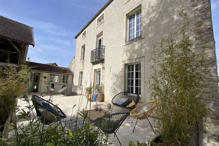 Location de vacances pour 14 personnes, avec Balcon ainsi que Jardin et Piscine à Chaignay