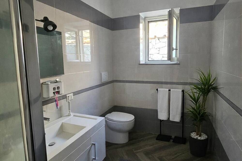 Entire apartment, Independent apartment, with outdoor space to enjoy total relaxation in Piano di Sorrento, Naples Province