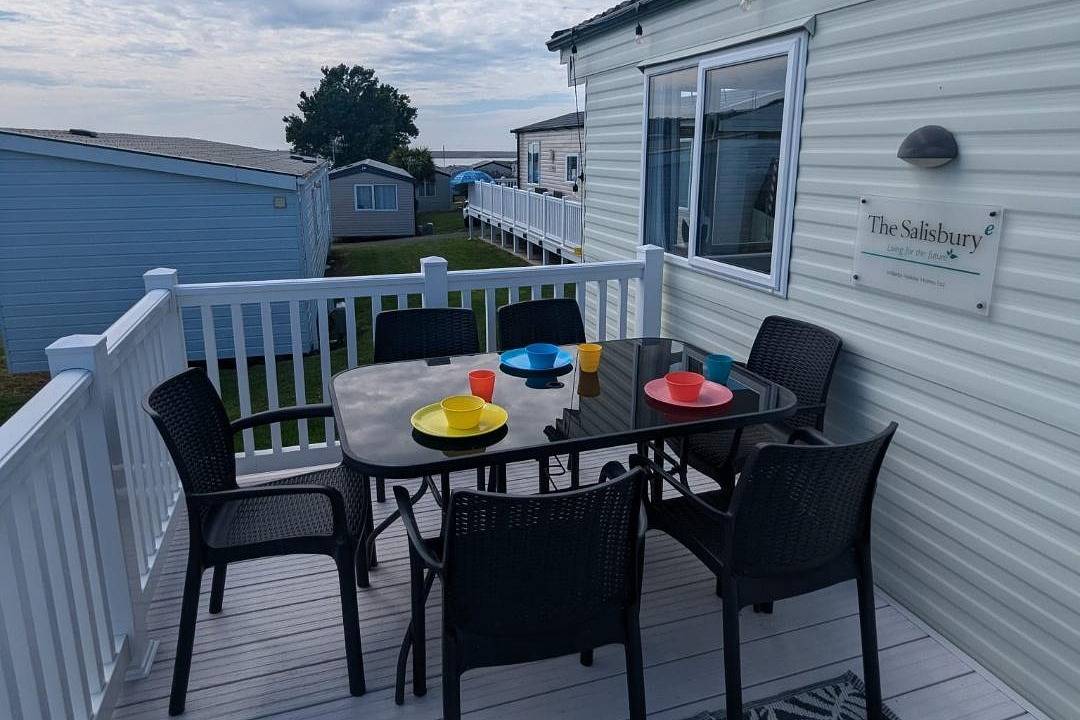 Cabin Sleeps 8 - Pools, Parking, Pets in Weymouth, Dorset