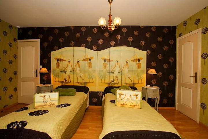 Gîte pour 2 personnes, avec Jardin et Vue à Kerlaz