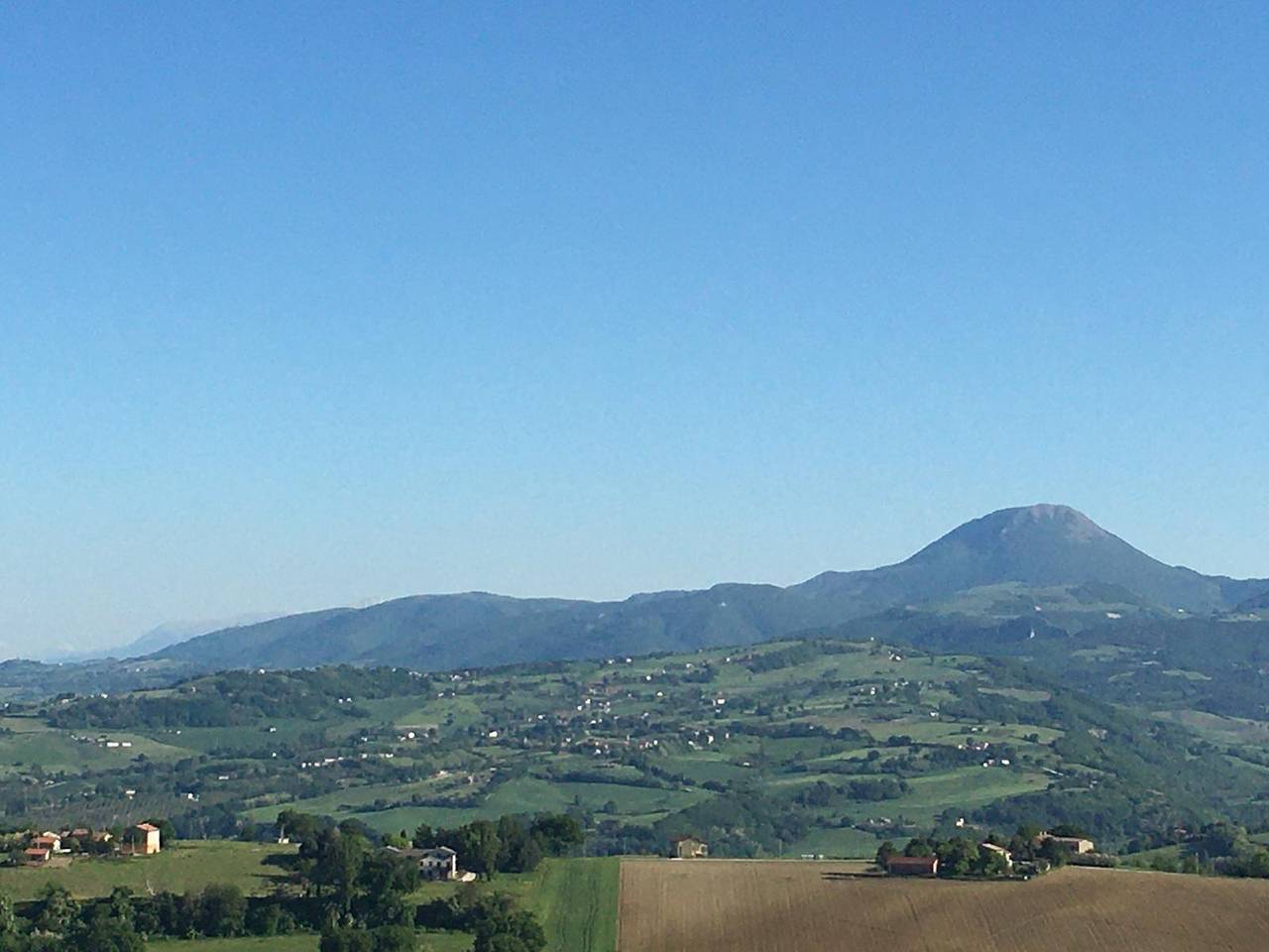 Santa Maria del Monte farmhouse in Poggio San Marcello, Provincia de Ancona