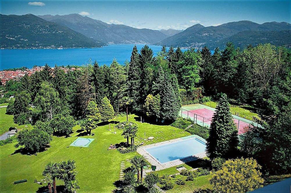 Ganze Wohnung, 3-Zimmer-Wohnung mit Balkon und herrlicher Seesicht in einer Ferienanlage mit Pool in Germignaga, Lago Maggiore (Lombardei)