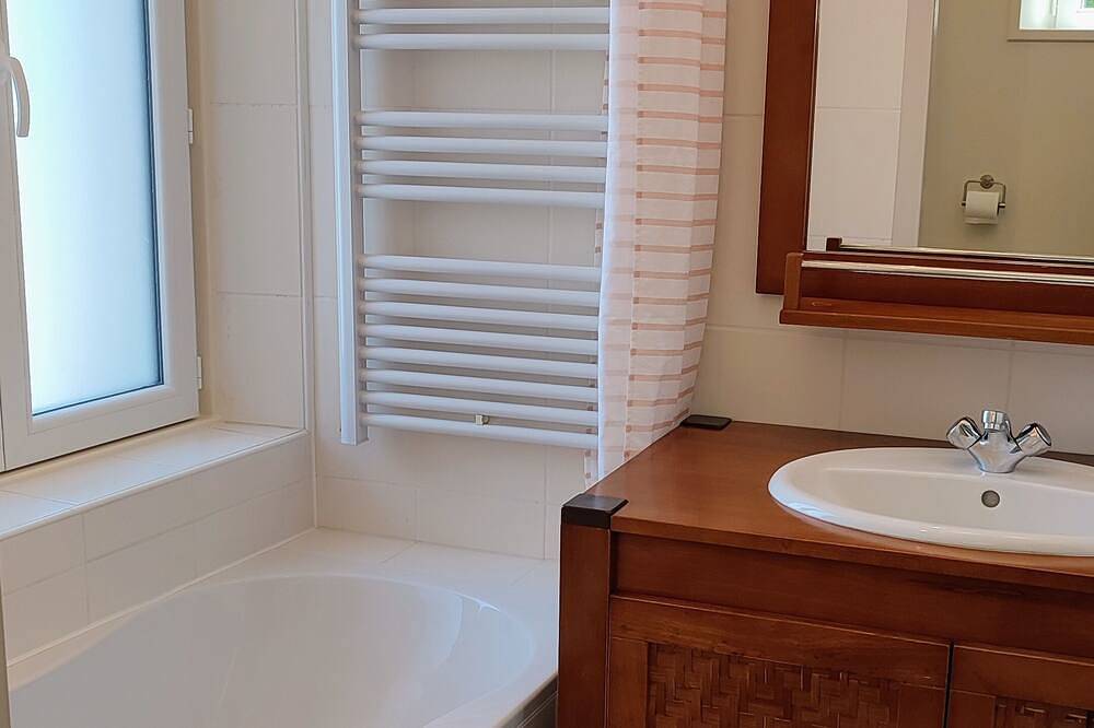 Serene 1-bedroom house in lovely Tannay perfect for relaxing getaway in Tannay, Nièvre