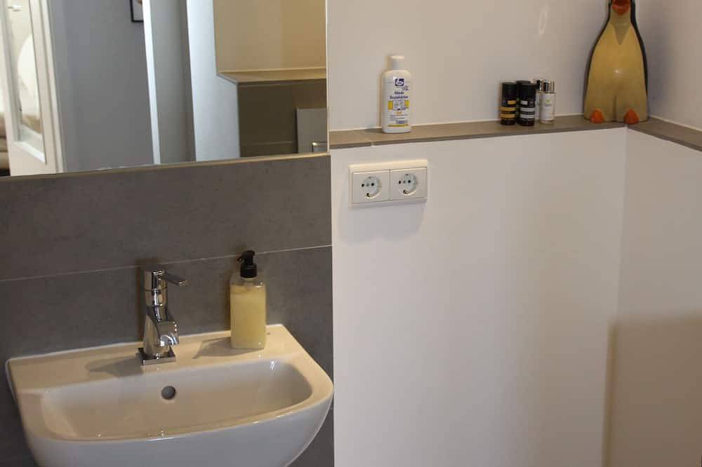 Ganze Wohnung, Ruhiges Zimmer in der City West Berlin-Wilmersdorf mit luxuriöser Regendusche in Berlin Innenstadt, Berlin