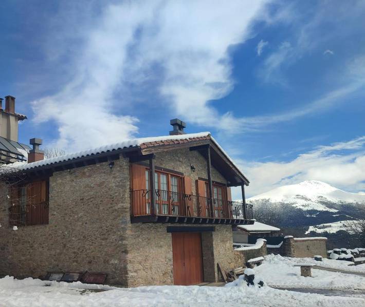 Casa rural con piscina para 6 personas, con piscina y jardín además de vistas y terraza en Ripollès - 2