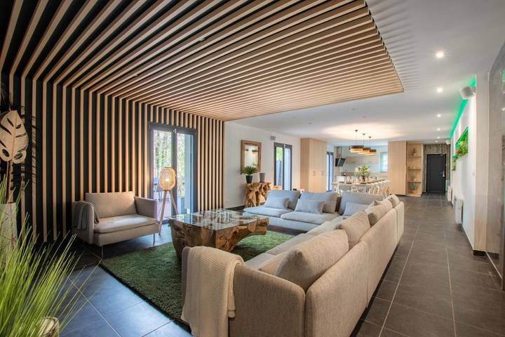 Location de vacances pour 14 personnes, avec sauna et jardin ainsi que jacuzzi et piscine à Isles-sur-Suippe