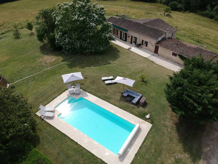 Gîte pour 8 personnes, avec piscine, adapté aux familles à Villefranche-de-Lonchat
