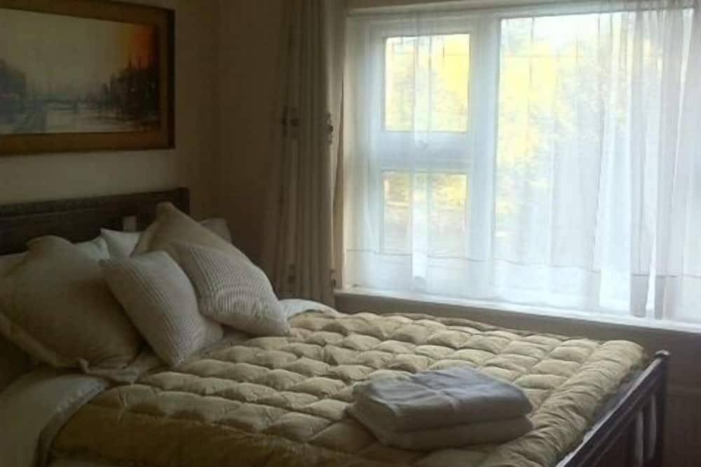 Charmantes und geräumiges Stadthaus mit 3 Schlafzimmern. Großer Garten. Privater Parkplatz. in Ballina, County Mayo