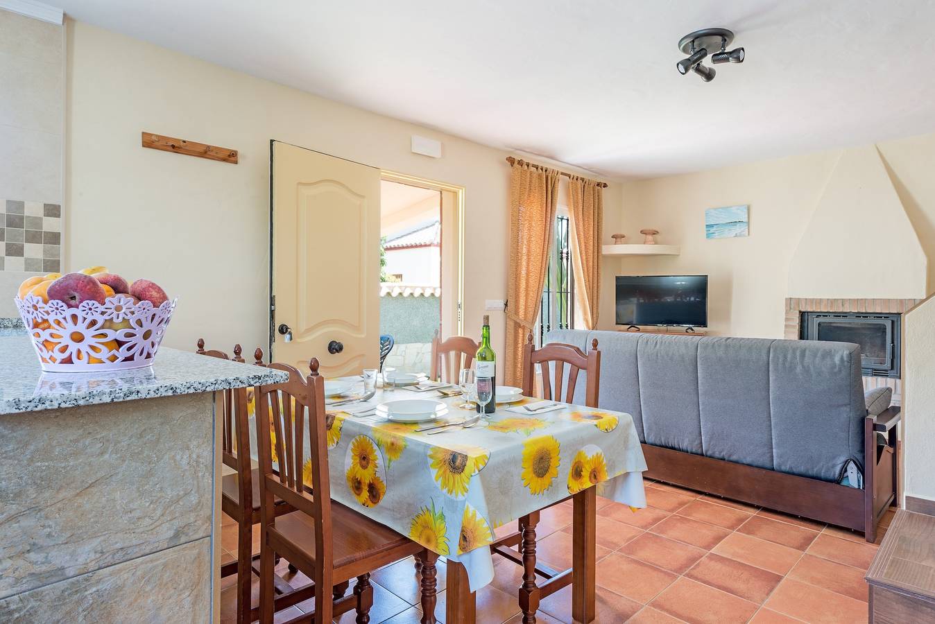 Huis met airconditioning dicht bij het strand met zwembad, terras, tuin & Wi-Fi, foto 6