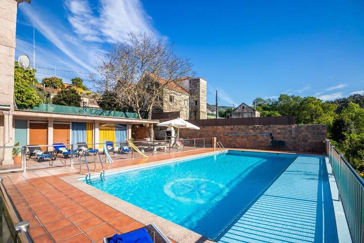 Location de vacances pour 12 personnes, avec vue ainsi que jardin et piscine, animaux acceptés à Pontevedra - 3