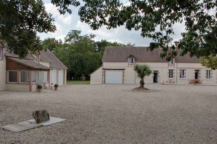 Gîte pour 10 personnes, avec jardin et vue, animaux acceptés à Theillay