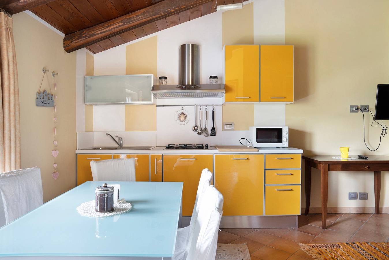 Ganze Wohnung, Ferienhaus 'La Corte di Langa Alloggio Topazio' mit Gemeinschaftspool und Wlan in Cerreto Langhe, Langhe