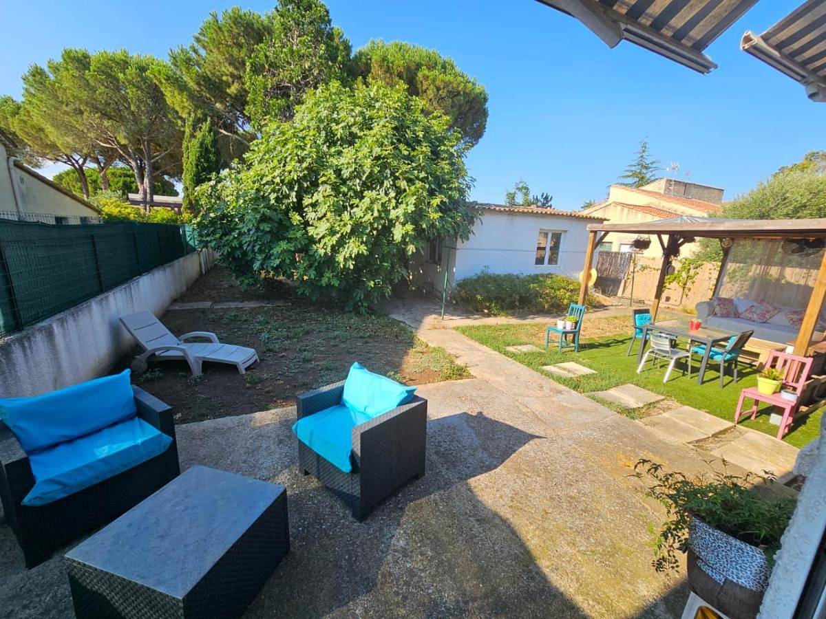 Appartement entier, One-Bedroom Apartment in Sauvian, Côte méditerranéenne (France)