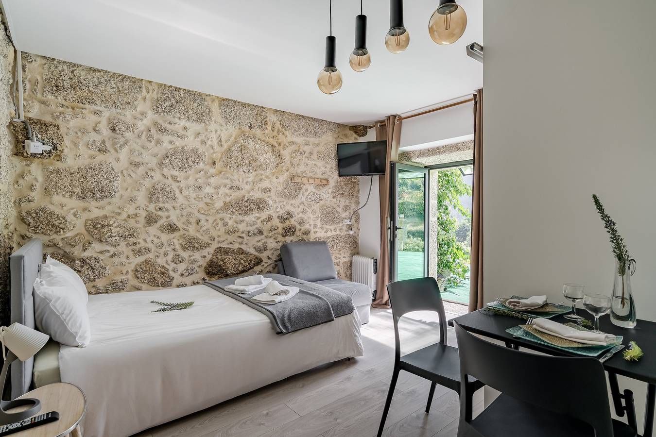 Helt studio, Studio Apartment 'Quinta Do Bairro -' with Mountain View, Shared Pool and Wi-Fi in Rossas, Braga (distrikt)