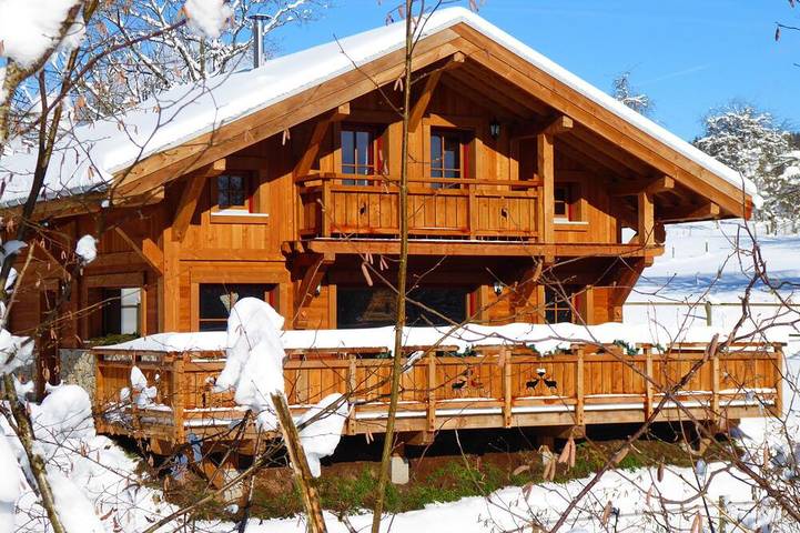 Gîte pour 4 personnes, avec balcon ainsi que sauna et jardin à La Longine