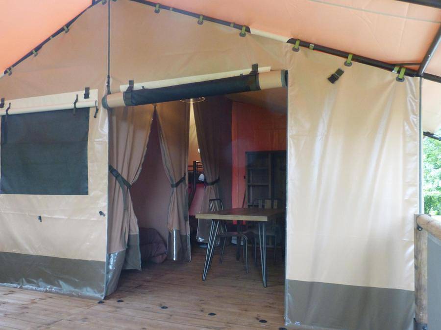 Camping Le Clos de La Lère - Lodge 5 personnes - Tente Lodge Victoria 20m² + 10m² terrasse couverte in Cayriech, Massif central