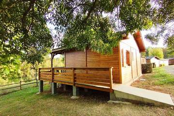 Gîte pour 4 personnes, avec piscine et terrasse à Naucelle