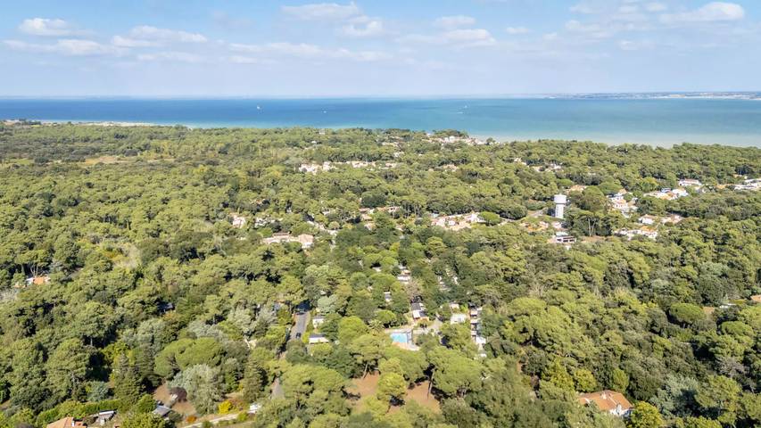 Static caravan for 6 people, with hot tub and terrace, with pets in Ile de Re