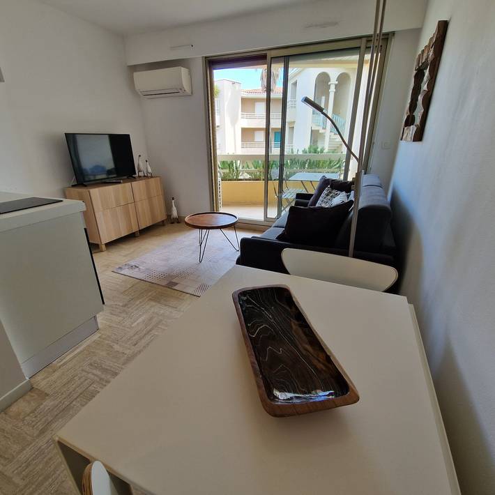 Apartamento entero, Bonito estudio con aire acondicionado y balcón, a un paso de la playa in Cavalaire-sur-Mer, Parque nacional Port-Cros