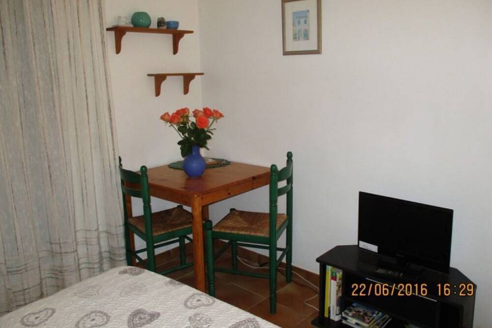 Entire apartment, In villa, charming studio 2 pers with terrace in St Paul de Vence in Saint-Paul-de-Vence, Cannes region