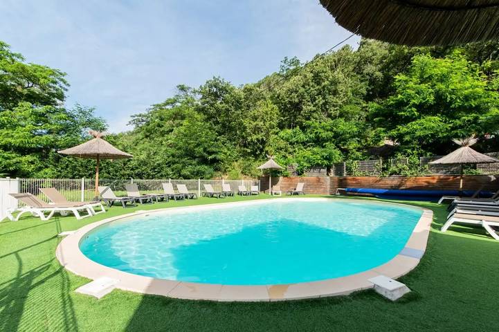 Camping pour 6 personnes, avec terrasse et piscine, animaux acceptés dans Massif central