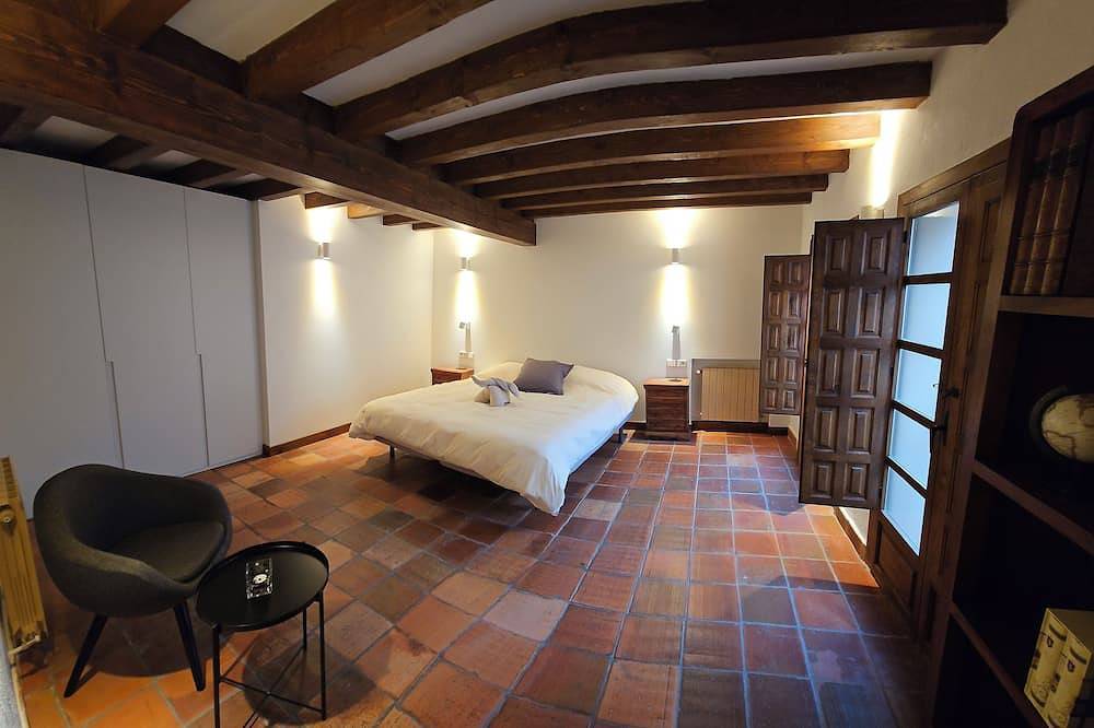 Entire apartment, Second floor, old house, very spacious, bright, to rest for a few days. in Pedraza, Segovia Province