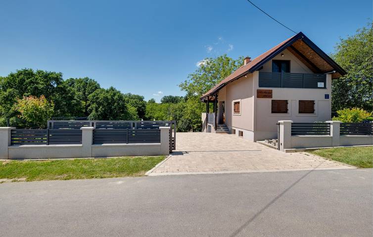 Gemütliche 140 m² große Wohnung mit Pool, Terrasse, WLAN und Parkplatz in Kapela, Bjelovar-Bilogora