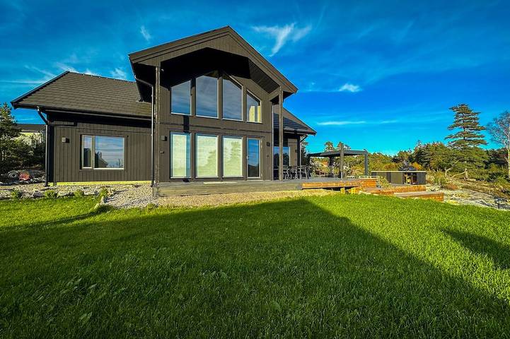 Ferienhaus für 8 Personen, mit Garten und Whirlpool in Tanum