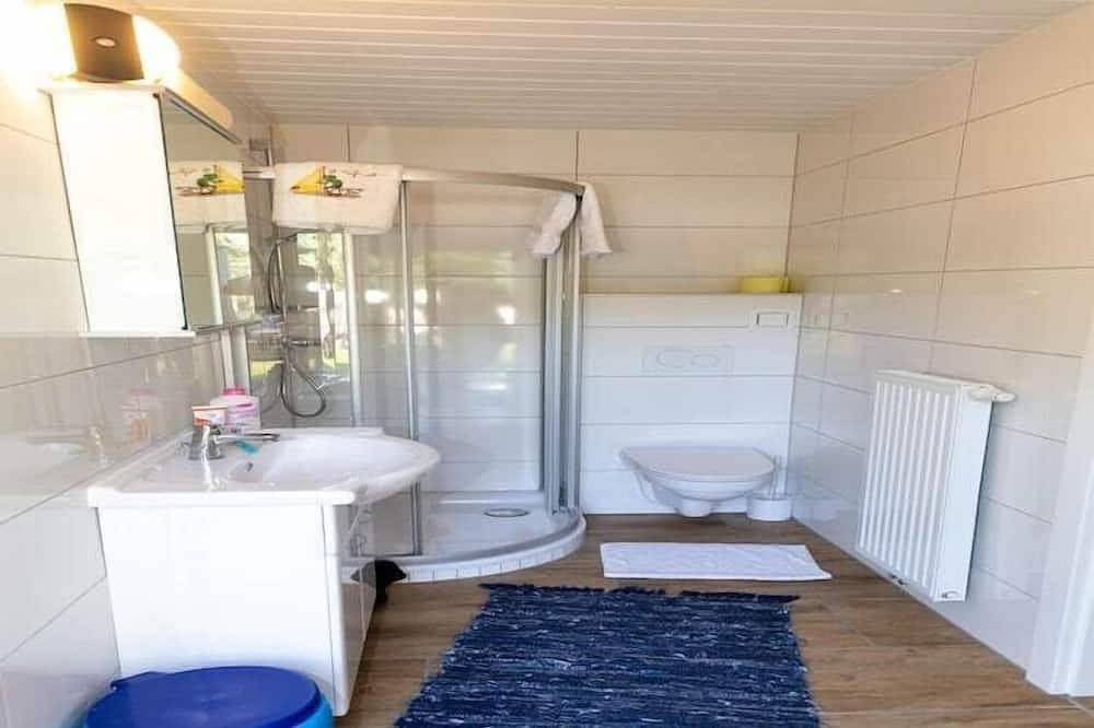 Bungalow am Ossiacher See mit Bergblick in Bodensdorf, Gerlitzen
