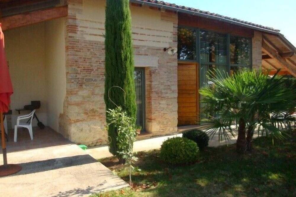 Loft in a barn on the edge of the village with viewpoint, land and terraces in L'Honor-de-Cos, Tarn-et-Garonne